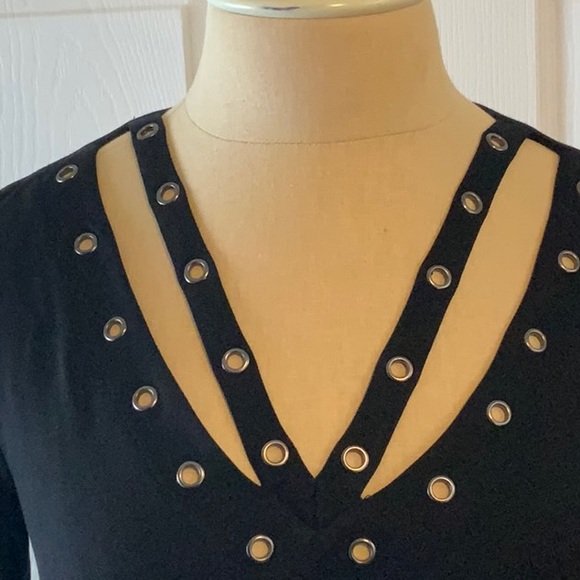 Lynn Ritchie Silver- Black L/S Knit Top- V Cut Out Neck With Silver Grommets-XS - Picture 2 of 10